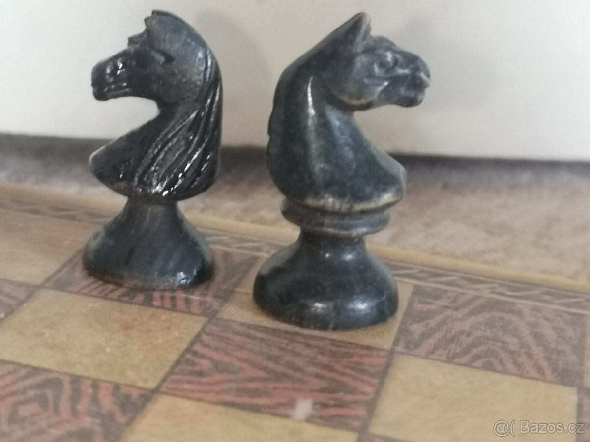 ŠACHY; staré dřevěné šachové figurky s patinou - komplet - 14