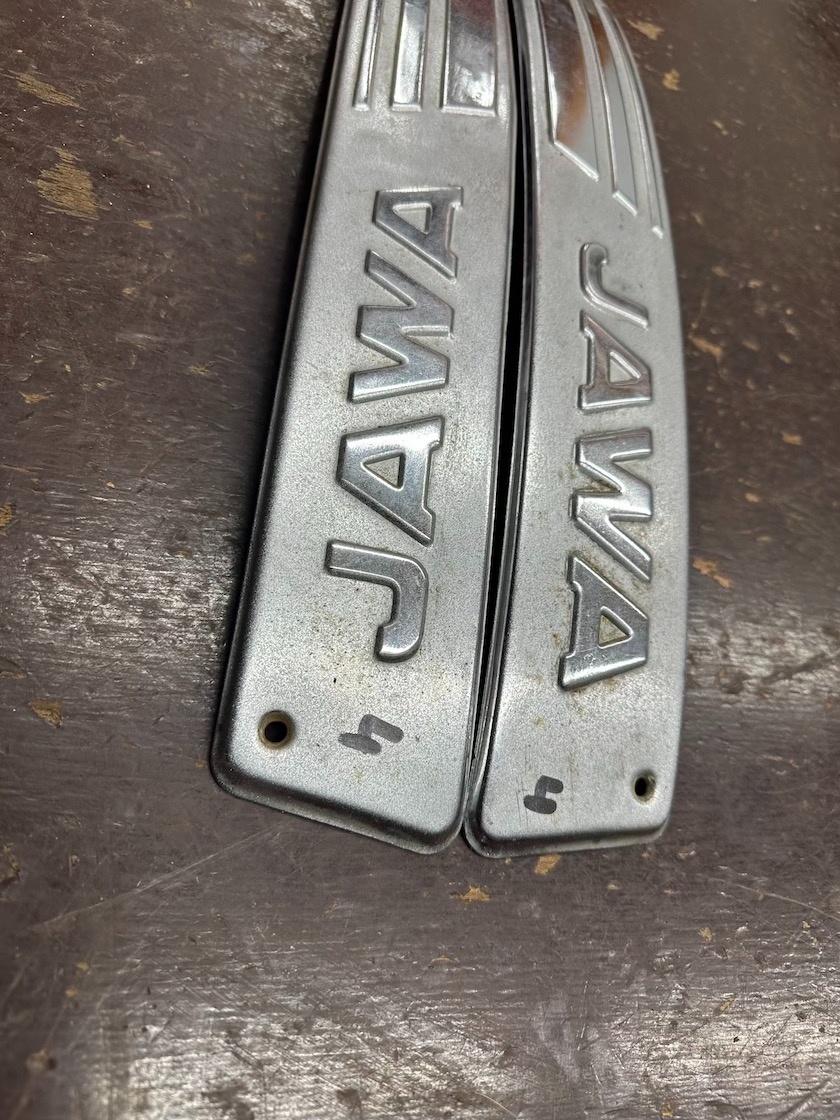 PRedám boční lišty nádrže s nápisom JAWA 350/634 - 14