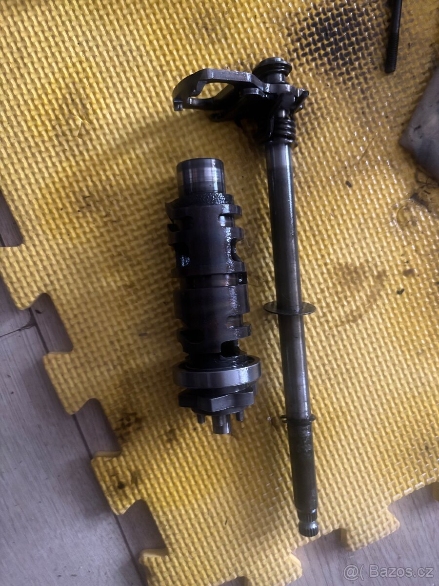 Klikova hridel ojnice prevodovka spojka Suzuki Gsxr750 00-03 - 14