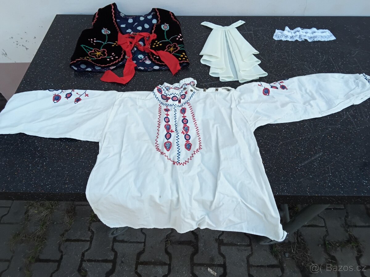 Staré dětské kroje a příslušenství. - 14