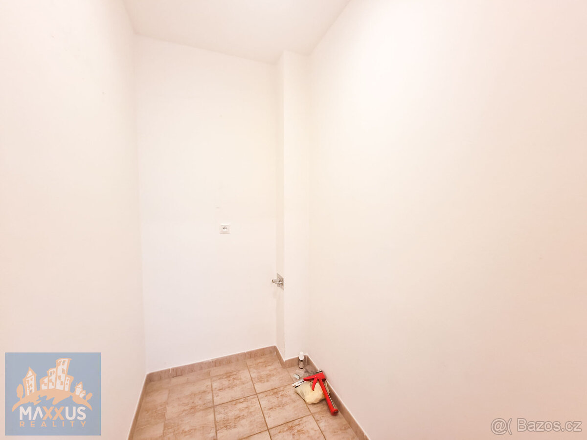 Pronájem světlého bytu 2+kk (52 m2) s balkonem, sklepem a GS - 14