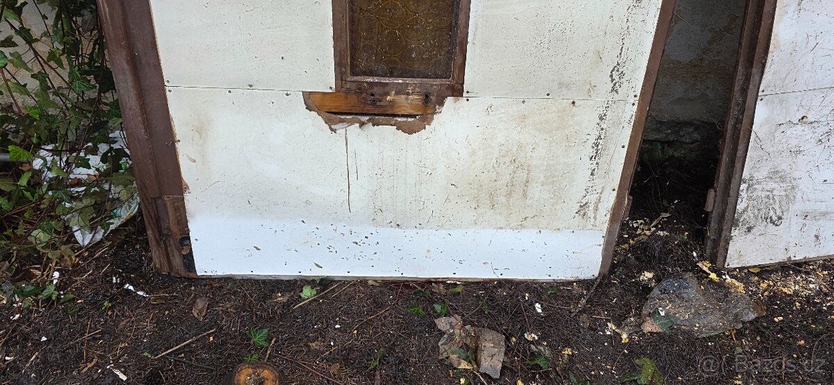 Stará dvoukřídla vrata do garáže z masivu - 14