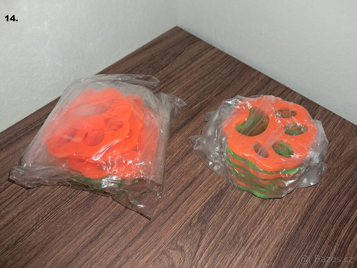 Prkénko, držáky, potrav. sáčky, lis na česnek a nůž na máslo - 14