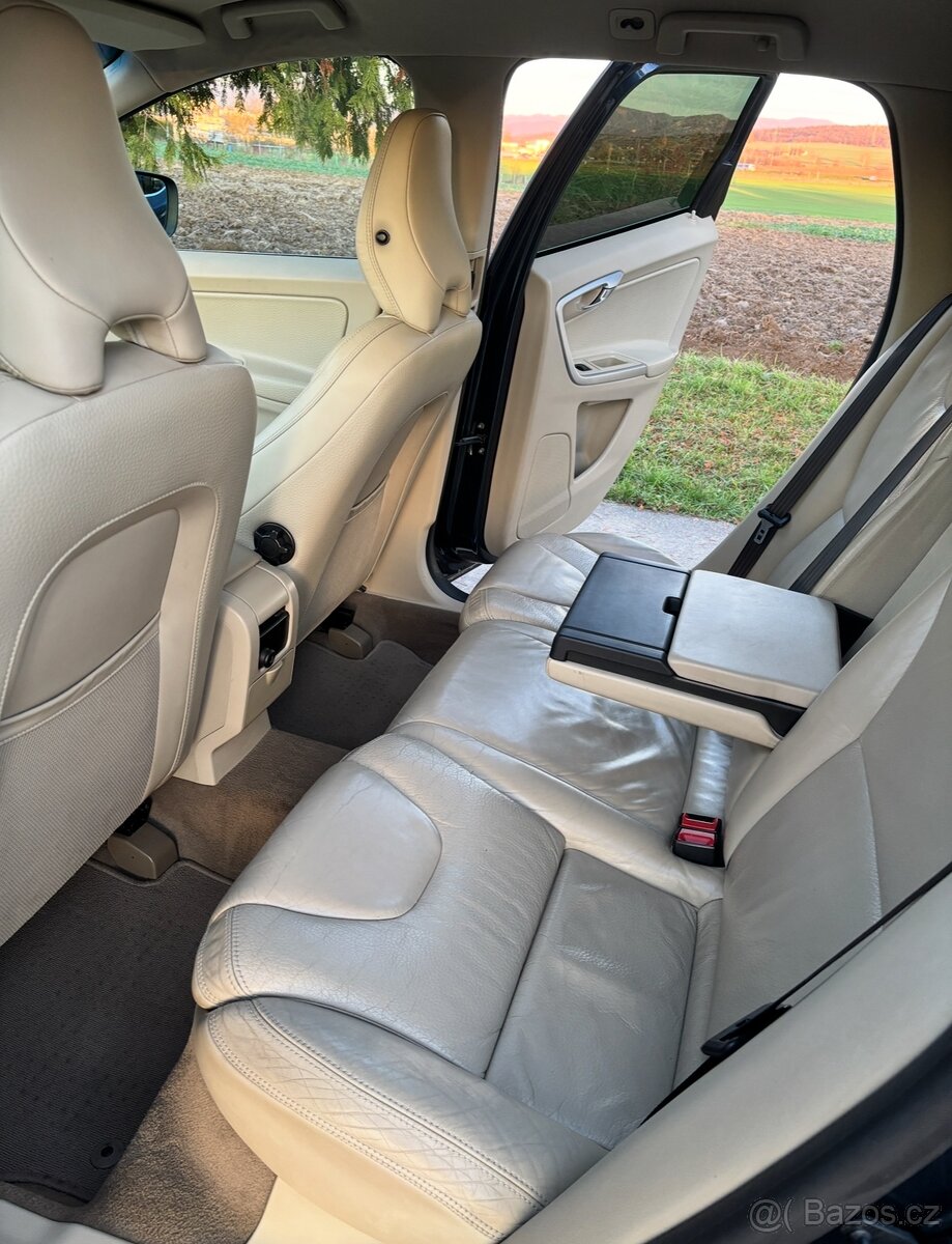 VOLVO XC60 2.4 D4 SUMMUM MANUÁL - 14