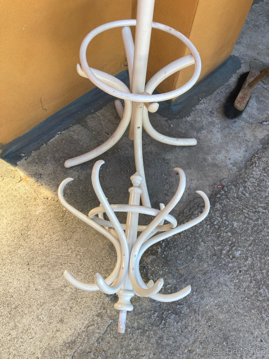 Věšák dřevěný stojanový TON, FRETON za 900 kč - 14