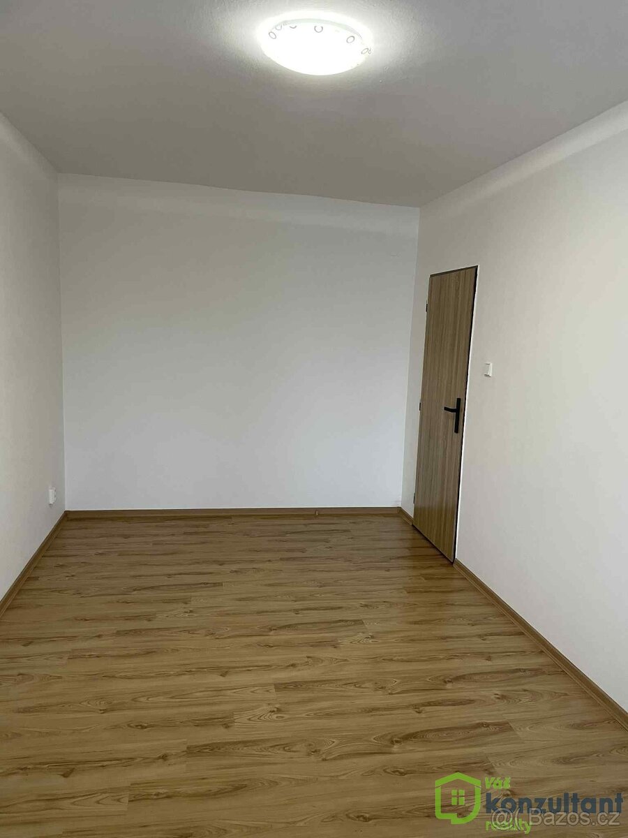 Pronájem prostorného bytu 3+1 s lodžií – 68 m², 3. NP, výtah - 14