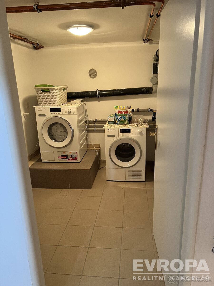 Zateplený vícegenerační rodinný dům s velkým rovinatým pozem - 14