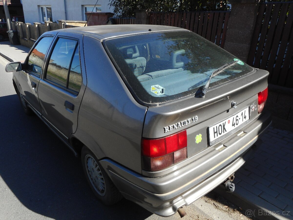 Renault 19 I světle hnědá metalíza - 14