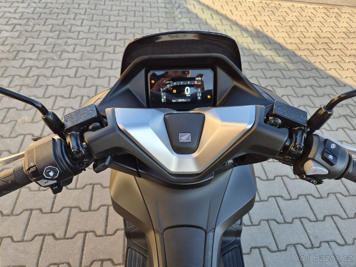 Prodám HONDA PCX125 DX, r. v. 2025, ABS, TC, ČR, 2015km - 14
