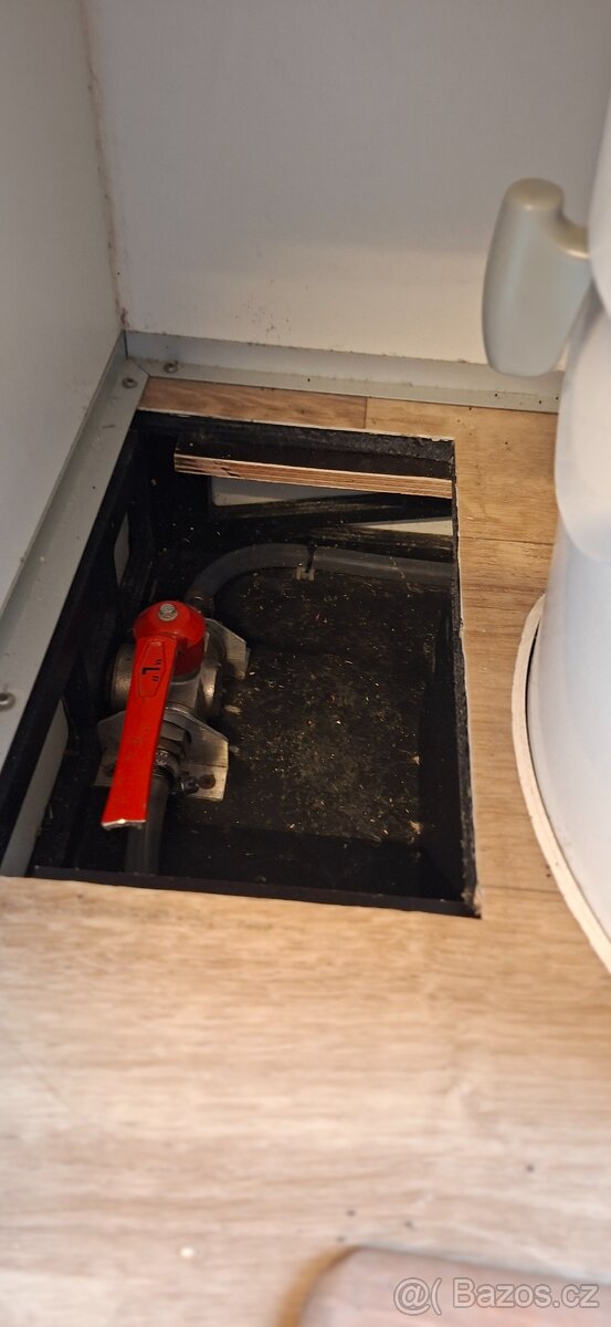 Obytná nástavba na pick up - 14