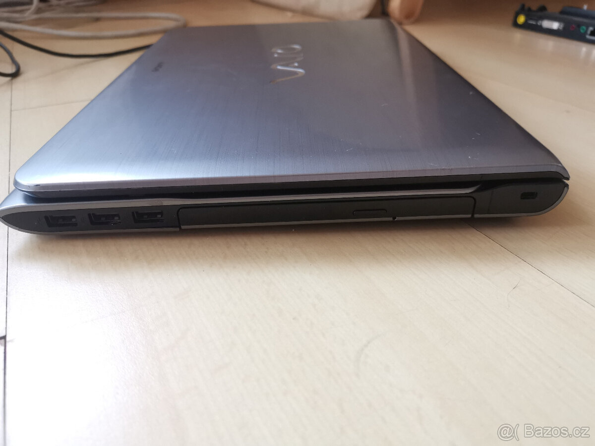 SONY VAIO SVE1511H1ESI - výborný stav - 14