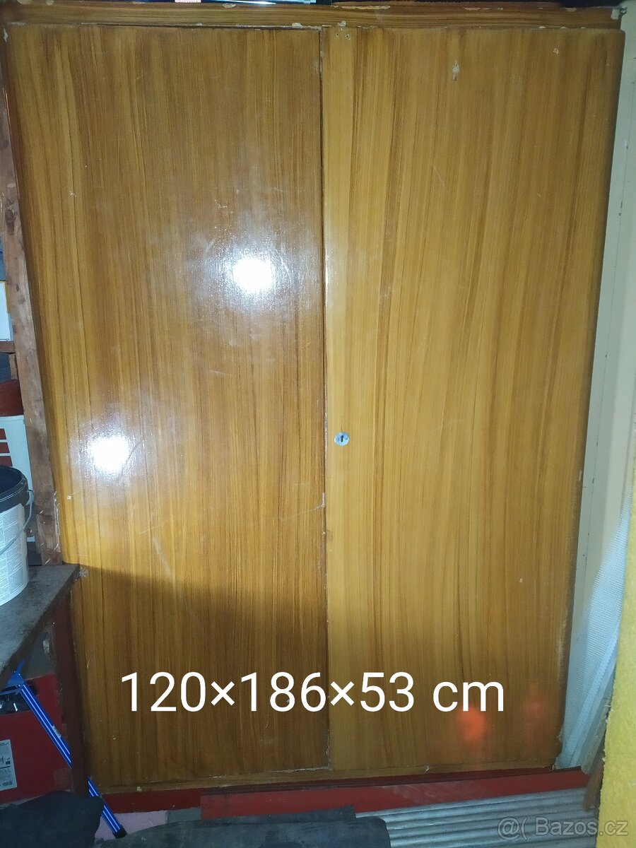 Šatní skříň, příborník,knihovna, komoda,peřiňák, noční stole - 14