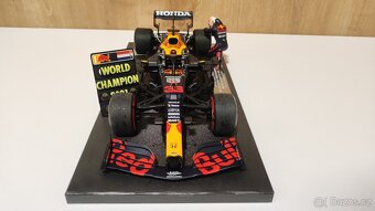Max Verstappen 1:18 s figurkou - prvy titul Abu Dhabi 2021 - 14