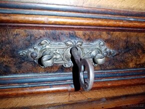 Starožitná skříň s hudebními motivy - 14