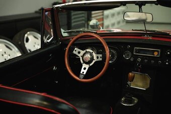 MG B 1.8 z roku 1964 v atraktivní barvě Flame Red - 14