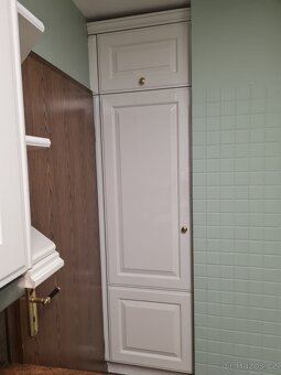 Krásná moderní kuchyňská linka se spořebiči - 14