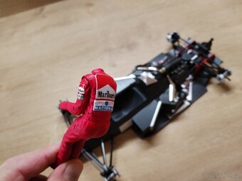 Meng 1:12 F1 McLaren+ Senna figurka Meng - 14