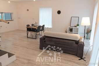 Prodej moderních rodinných domů ve výstavbě v klidném prostř - 14
