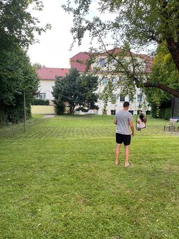 Krásný slunný byt2+1včetně stání pro auto a části pozemku). - 14