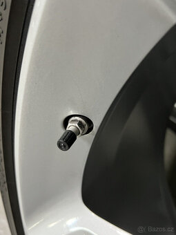 22 STŘÍBRNÁ SADA ORIGINÁLNÍCH KOLA BENTLEY BENTAYGA (4) S PN - 14
