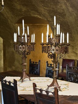 Monumentální párové neogotické bronzové svícny – výška 100 c - 14