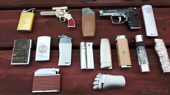 Stare zapalovače ,nůžky ,hodinky ,autíčka . - 14