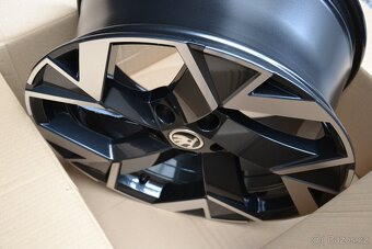 Škoda Superb III/IV/VW Passat B8 -NOVÉ orig.Alu 18-8x18 ET44 - 14