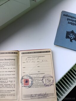 Staré německé doklady z války včetně razítek. - 14