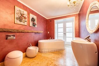 Prodej jedinečného, prostorného RD s větší rovinatou zahrado - 14