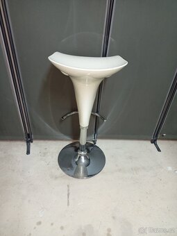 Prodám 4 x krásné výškově stavitelné otáčecí barové židle - 14