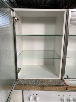 Moderní kuchyňská linka se spotřebiči - 14