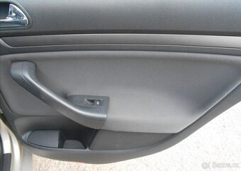 Volkswagen Golf 1,6 85 kW KLIMA Serviska benzín - 14