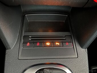 Volkswagen Touran 2.0TDI DSG 7-míst KAMERA TEMPOMAT - 14