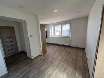 Unikátní dvougenerační vila, pozemek 540m2, studna, Hradec K - 14