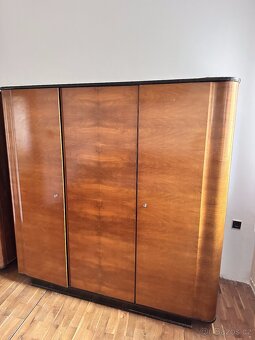 Ložnicový set - postel, noční stolky, skříně k renovaci - 14