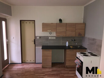 Prodej rodinného domu o velikosti 410 m2 na pozemku o veliko - 14