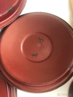 Staré smaltované poklice, hrnec, misky, mlékovar - 14