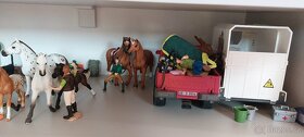 Schleich koně, stáje, sanitka, přepravní auto, mycí box - 14