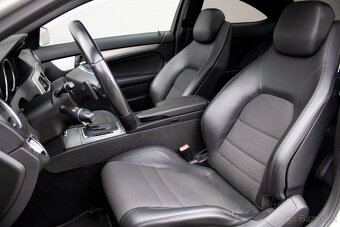 Krásný Mercedes-Benz C 250 Coupé s benzínovým motorem - 14
