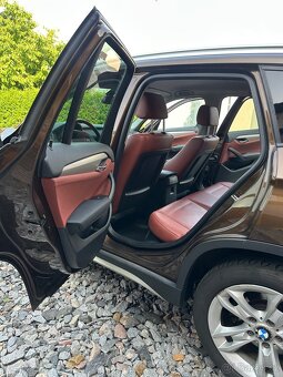 BMW X1 2,0D 130KW N47 Marrakesh brown, červená kůže - 14
