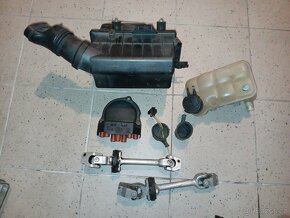 BMW E30 - filtrbox, hadice, znaky, střešní lišta - 6 vál - 14