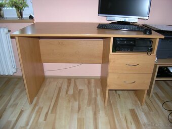Prodám komody, policovou skříň(knihovnu),psací stůl a TVstůl - 14