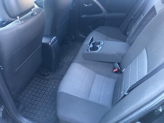 TOYOTA AVENSIS KOMBI 1.8_RV 2012_108 kW - 14