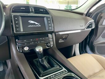 Jaguar F-Pace 20d AWD Prestige Kůže Navi R22 - 14