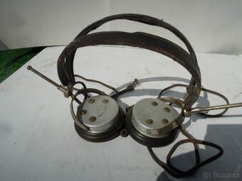 Reproduktor v  plastové skřínce , různá sluchátka atp . - 14