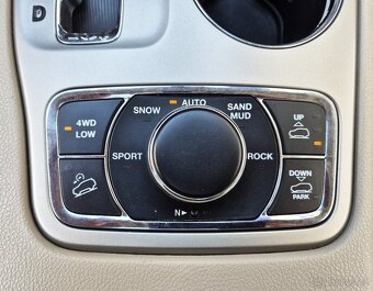 JEEP GRAND CHEROKEE 3.0CRD 177KW 1 MAJITEL FULL VÝBAVA - 14