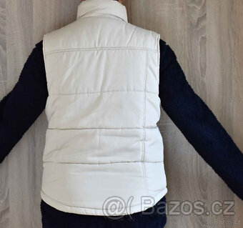 Zateplené vesty s kapucí s i bez vel. M - 14
