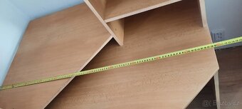 Rohový PC stůl s regály a policemi (vč. dvou zásuvek) - 14