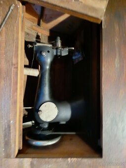 Šicí stroj Bobbin se starožitnou výbavou - 14