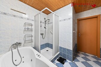 Rodinný dům s prostornou garáží, dílnou, vinným sklepem a vý - 14